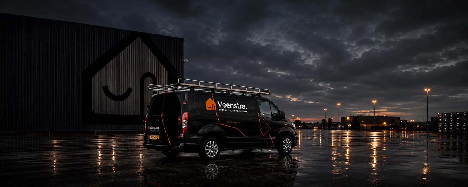 Bedrijfsbus van Veenstra Totaal Onderhoud & Dak uit Bussum
